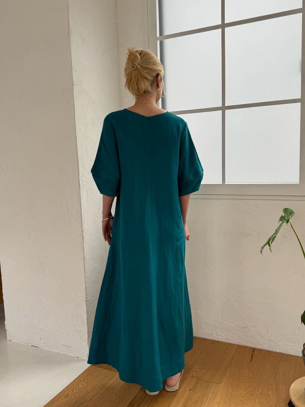 グリーン系のワンピースを着用したレディースの春コーディネートの3枚目の写真