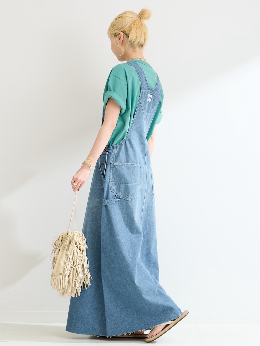 グリーン系のTシャツ/カットソー、ブルー系のワンピースを着用したレディースの春コーディネートの3枚目の写真