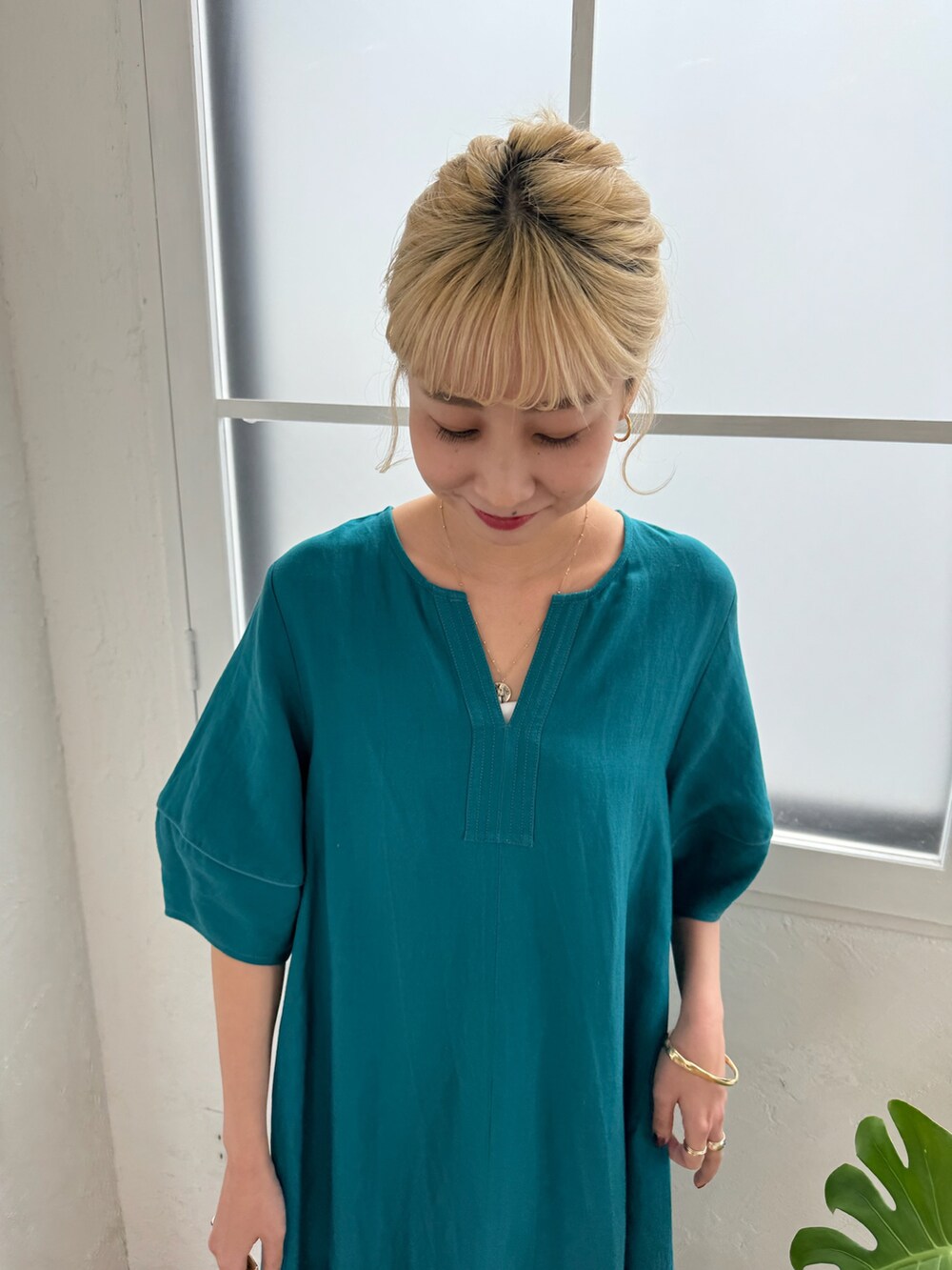 グリーン系のワンピースを着用したレディースの春コーディネートの4枚目の写真