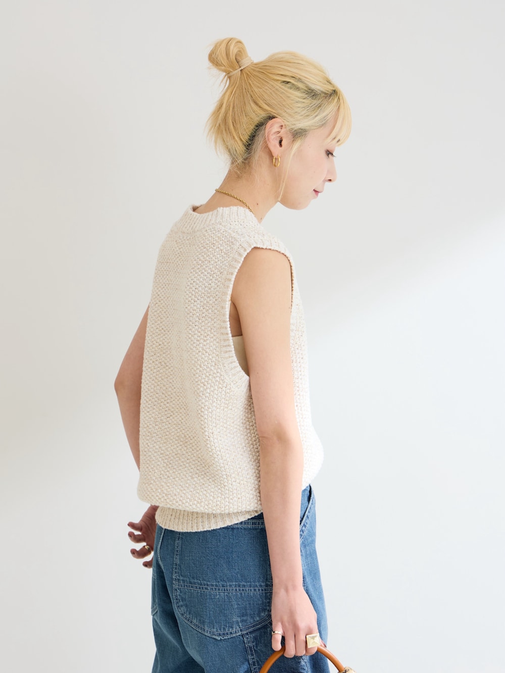 その他のトップス、ブルー系のデニムパンツを着用したレディースの春コーディネートの3枚目の写真