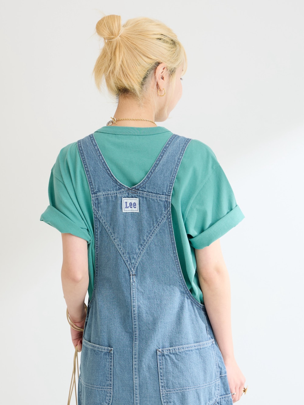 グリーン系のTシャツ/カットソー、ブルー系のワンピースを着用したレディースの春コーディネートの5枚目の写真