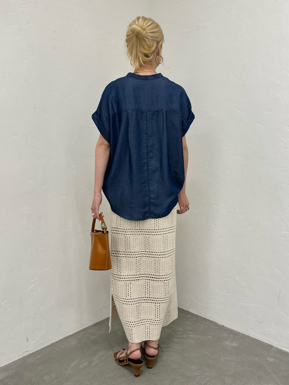 ブルー系のシャツ/ブラウス、ホワイト系のスカートを着用したレディースの春コーディネートの3枚目の写真