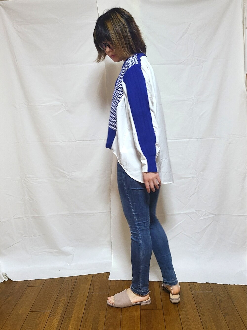 その他のデニムパンツ、ピンク系のその他シューズ、ブルー系のニット/セーターを着用したレディースの春コーディネートの3枚目の写真