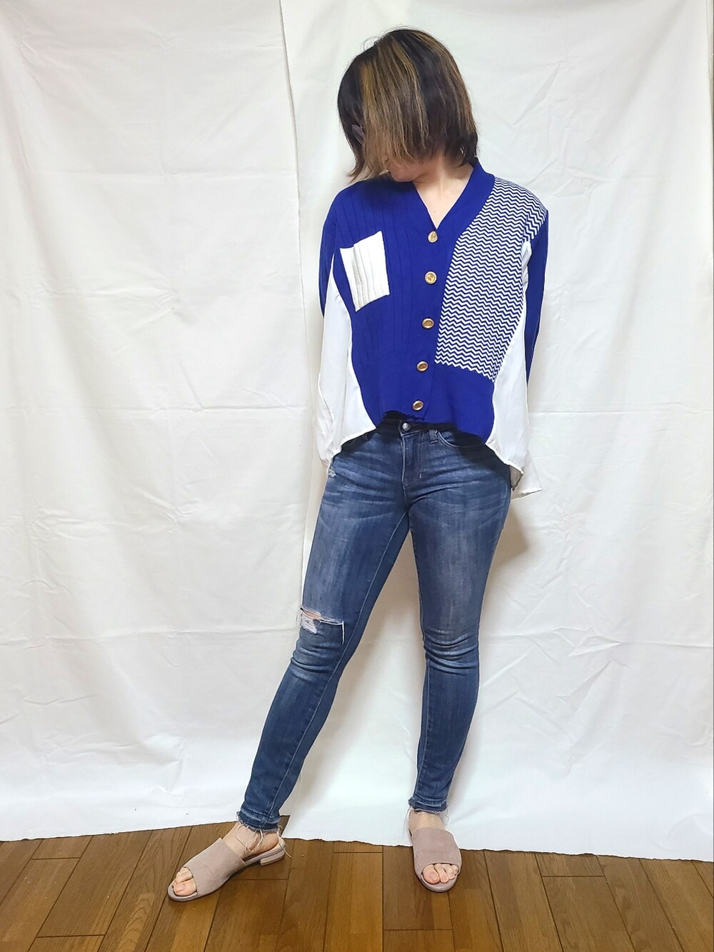 その他のデニムパンツ、ピンク系のその他シューズ、ブルー系のニット/セーターを着用したレディースの春コーディネートの2枚目の写真