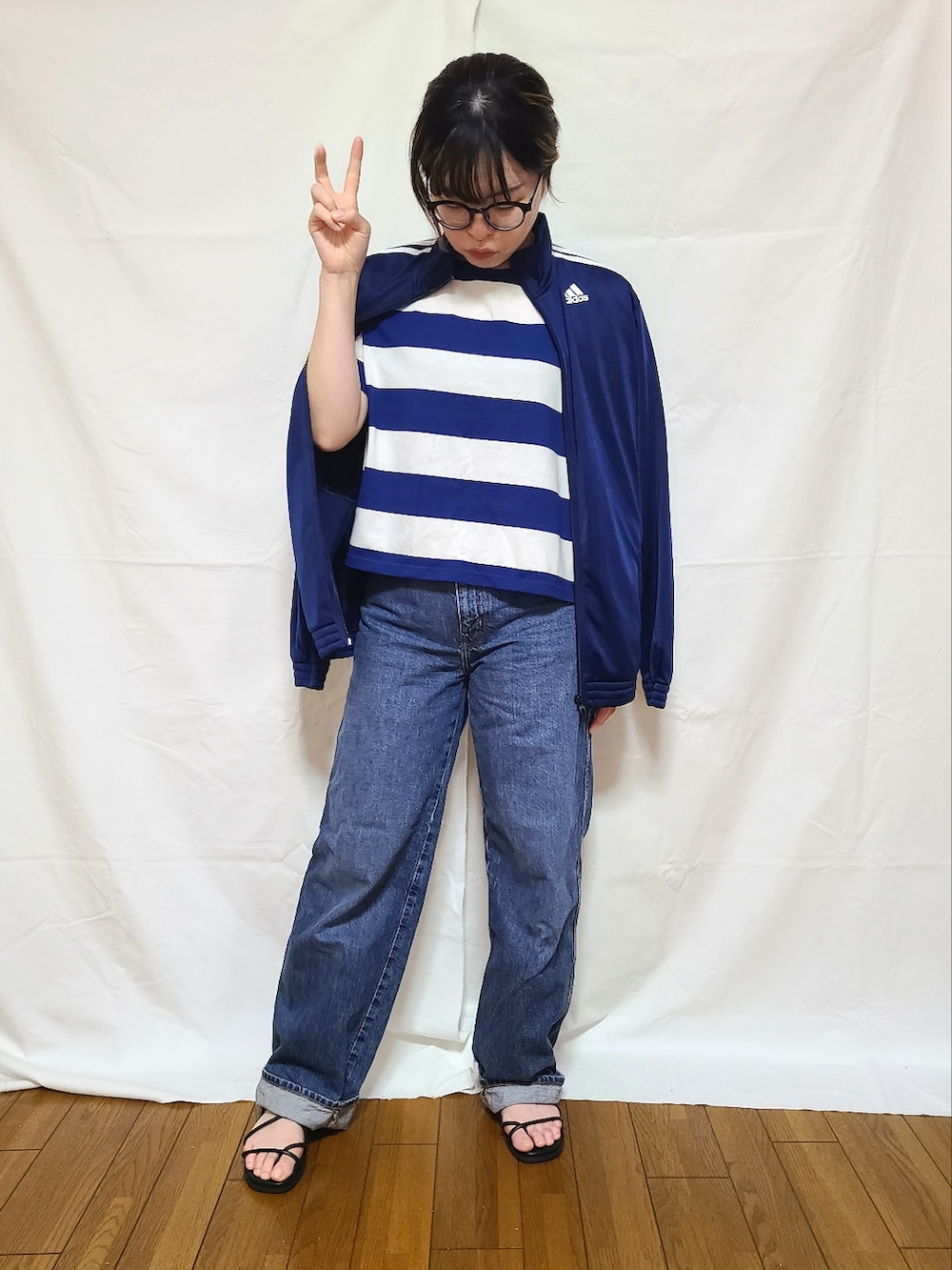 「デニムっていいよね、大人カジュアル、スポーツミックス、adidas、ジャージ、ボーダー、モノトーン、ラフ、サンダル、UNIQLO、初夏コーデ、メガネ女子、おしゃれさんと繋がりたい、フォローミー」｜「UNIQLOのハイライズボーイフレンドジーンズ（デニムパンツ、ブルー系）」を使った、むぅ。さん（レディース・158cm）の夏コーディネートの2枚目の写真