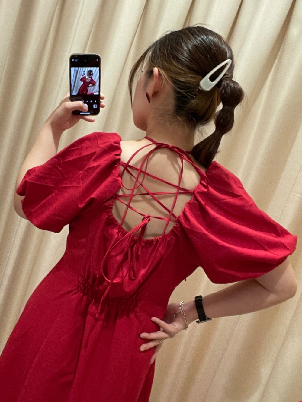 「大人コーデ、大人女子、赤、red、ワンピース、オトナカワイイ、ナイスクラップ、ワンアフターアナザーナイスクラップ、nice claup、NICECLAUP、ロングワンピース、お出かけコーデ」｜「one after another NICE CLAUPの袖ボリュームホルターワンピース（ワンピース、レッド系）」を使った、OMIHOさん（レディース・156cm）の夏コーディネートの3枚目の写真