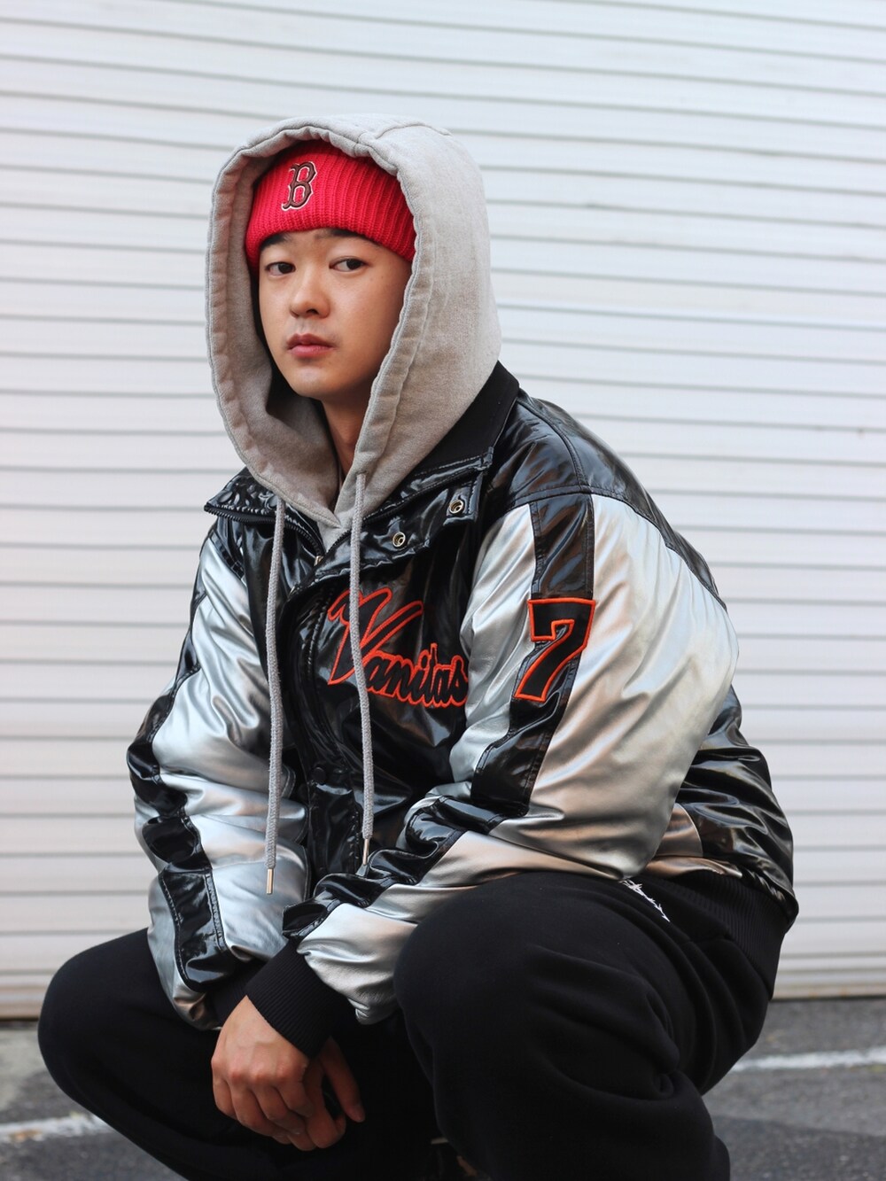 ブラック系のスニーカー、ブラック系のスウェットパンツを着用したメンズの秋コーディネートの3枚目の写真