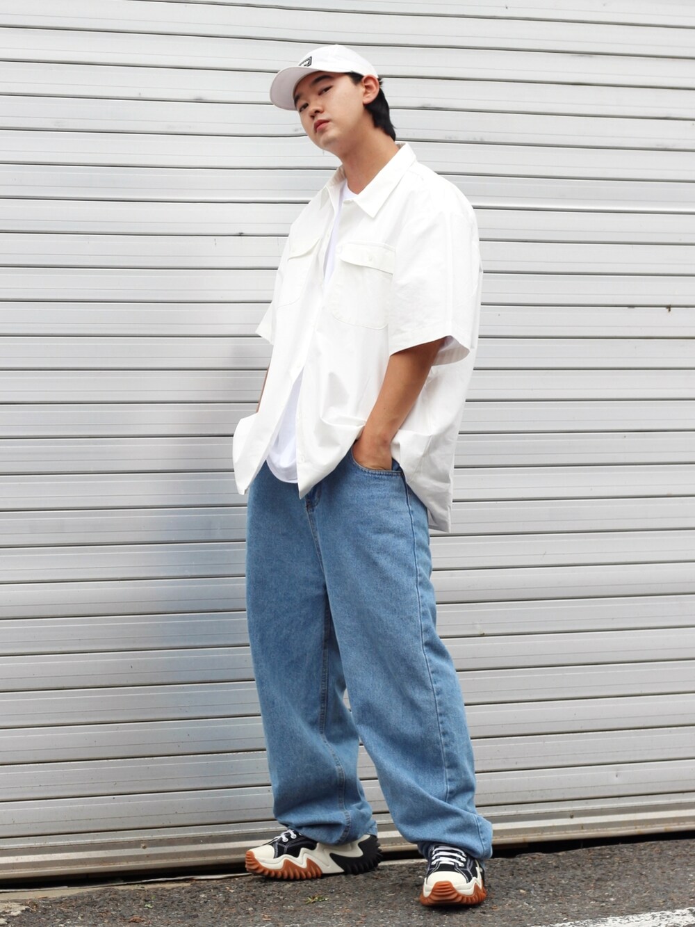 ホワイト系のシャツ/ブラウス、ブラック系のスニーカーを着用したメンズの夏コーディネートの2枚目の写真