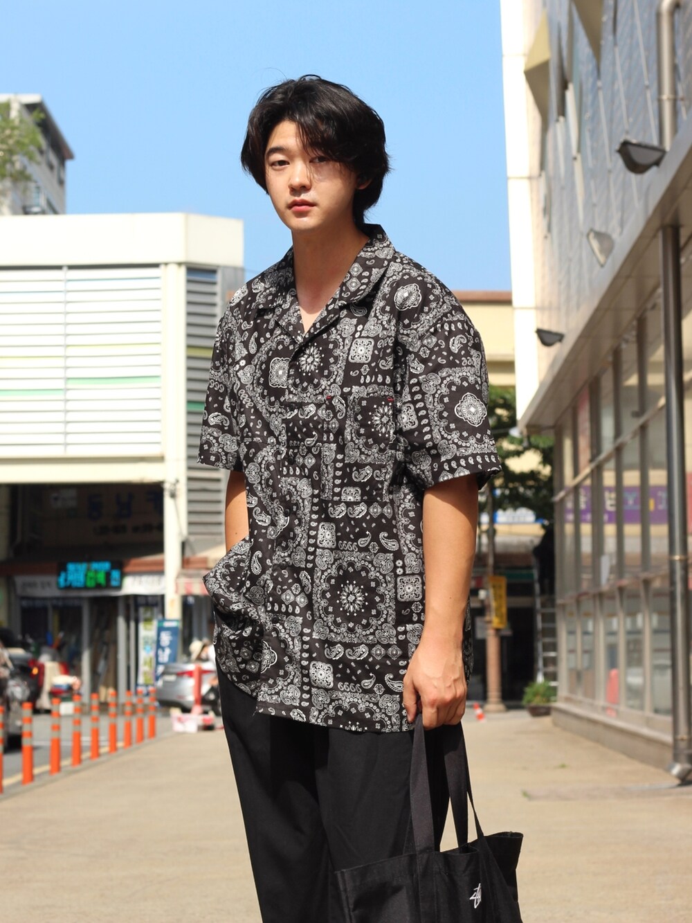 ブラック系のトートバッグ、ブラック系のシャツ/ブラウスを着用したメンズの夏コーディネートの4枚目の写真