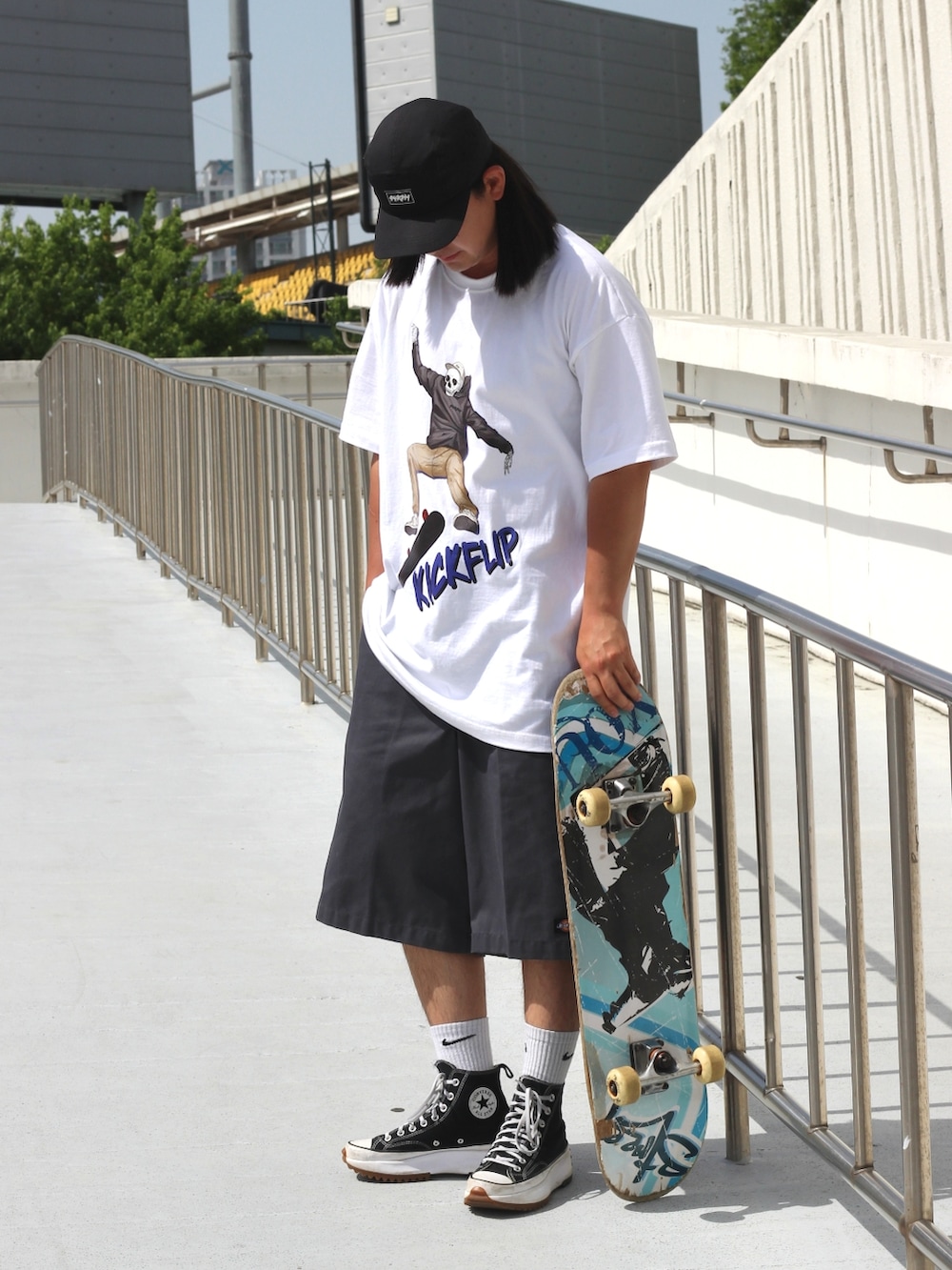 ホワイト系のTシャツ/カットソー、ブラック系のスニーカーを着用したメンズの春コーディネートの2枚目の写真