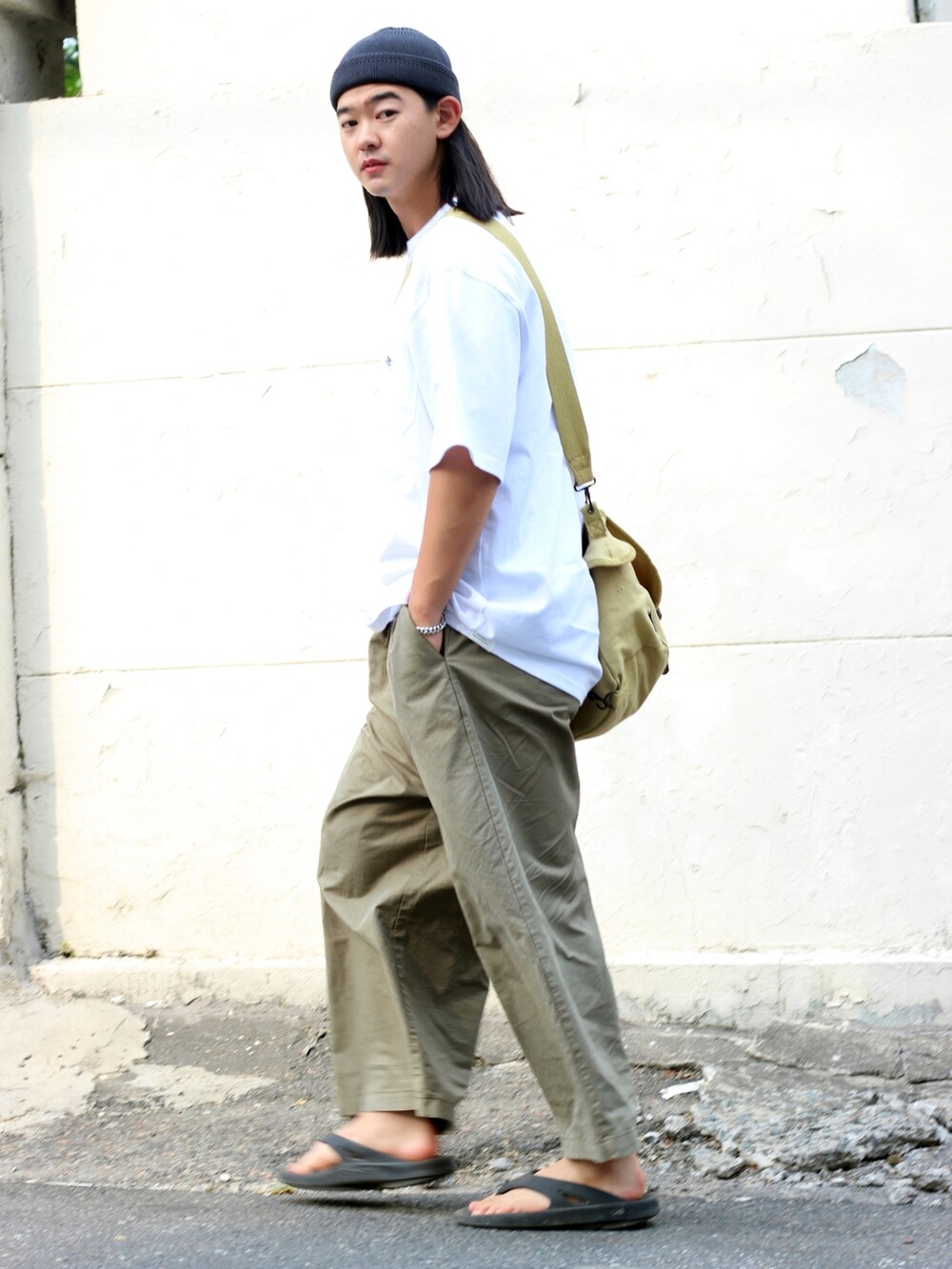 ホワイト系のTシャツ/カットソー、ブラック系のサンダルを着用したメンズの春コーディネートの2枚目の写真