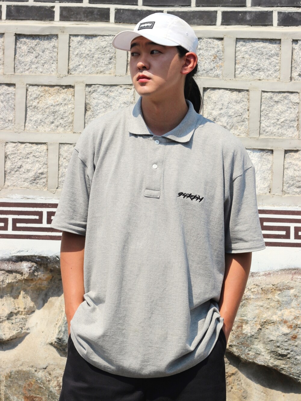 ブラック系のスニーカー、グレー系のTシャツ/カットソー、ブラック系のデニムパンツを着用したメンズの夏コーディネートの5枚目の写真