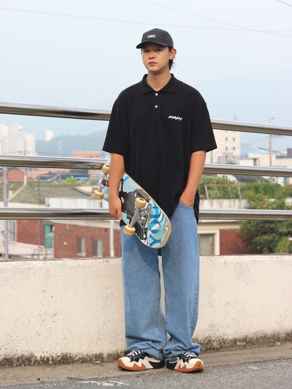 ブラック系のスニーカー、ブラック系のTシャツ/カットソーを着用したメンズの夏コーディネートの2枚目の写真