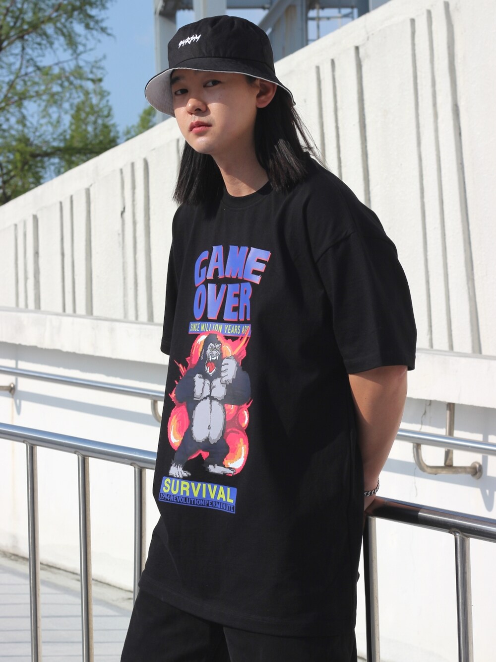 ブラック系のTシャツ/カットソー、ブラック系のデニムパンツ、ブラック系のスニーカーを着用したメンズの春コーディネートの2枚目の写真