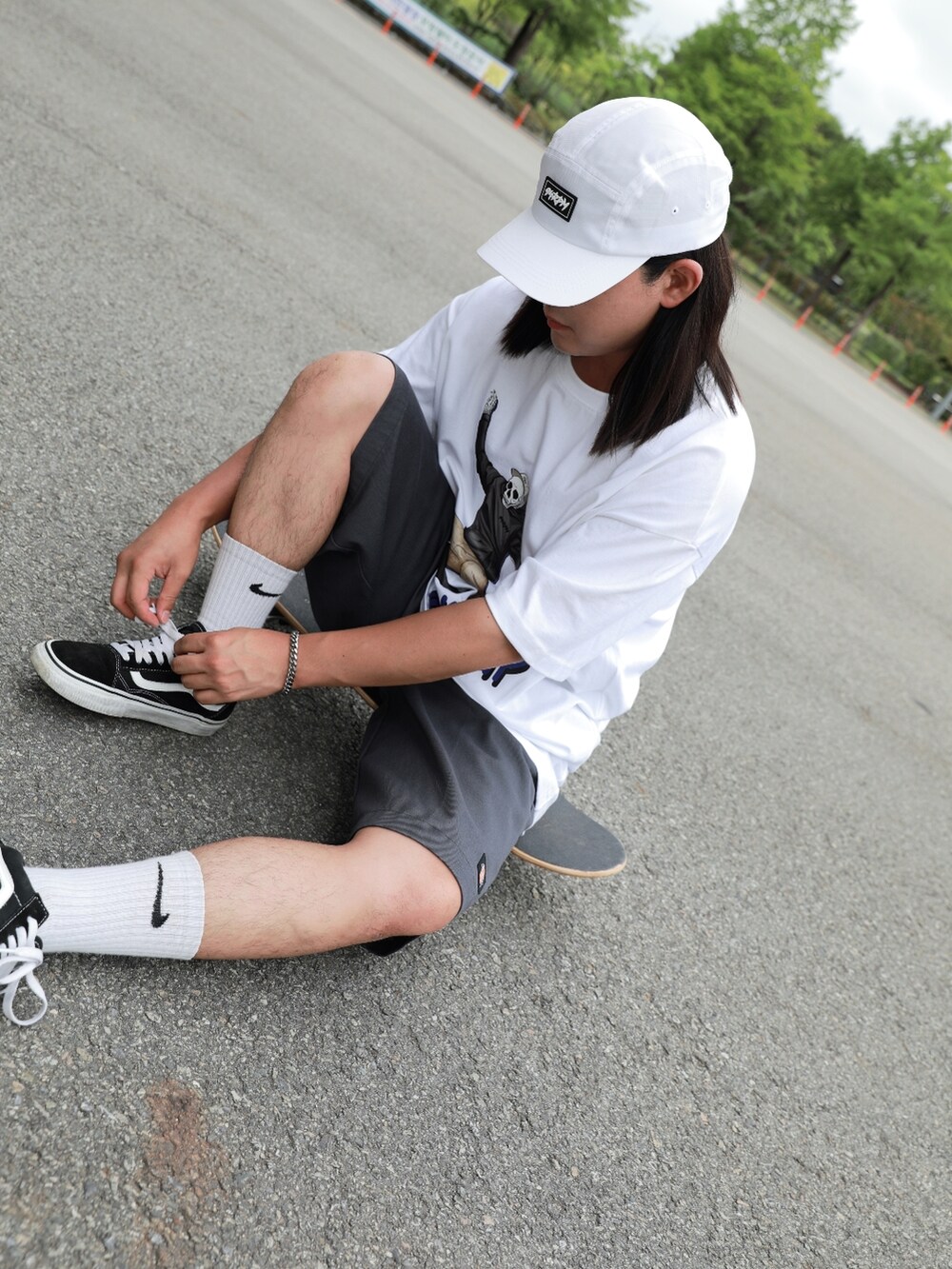 ホワイト系のTシャツ/カットソー、グレー系のデニムパンツを着用したメンズの夏コーディネートの2枚目の写真