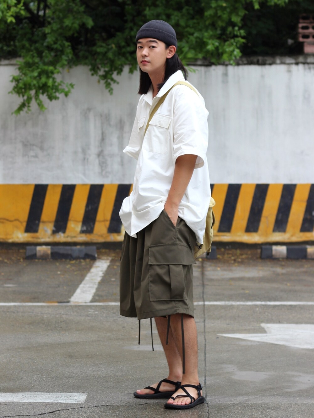 ホワイト系のシャツ/ブラウス、その他のカーゴパンツを着用したメンズの夏コーディネートの3枚目の写真