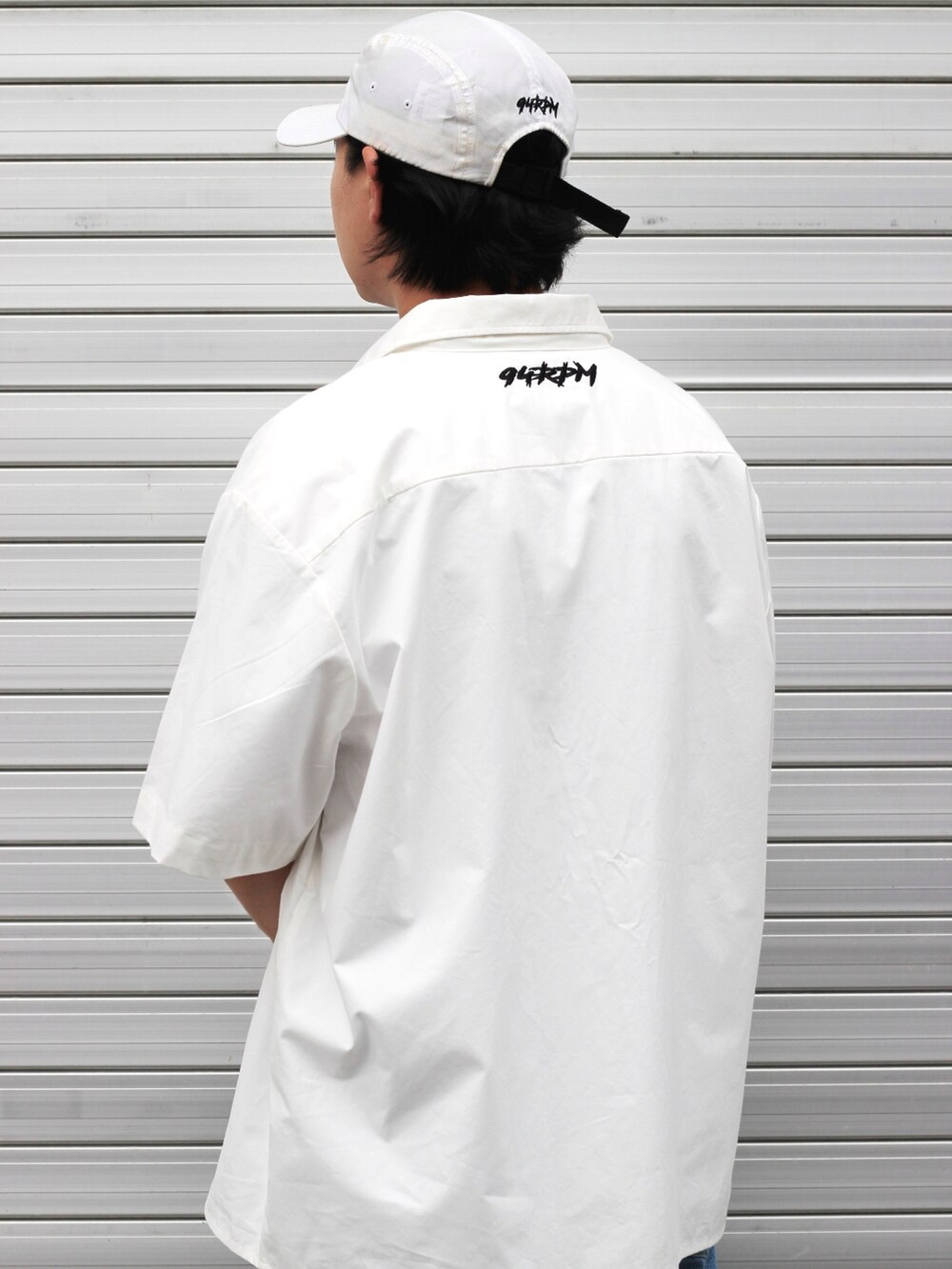 ホワイト系のシャツ/ブラウス、ブラック系のスニーカーを着用したメンズの夏コーディネートの5枚目の写真