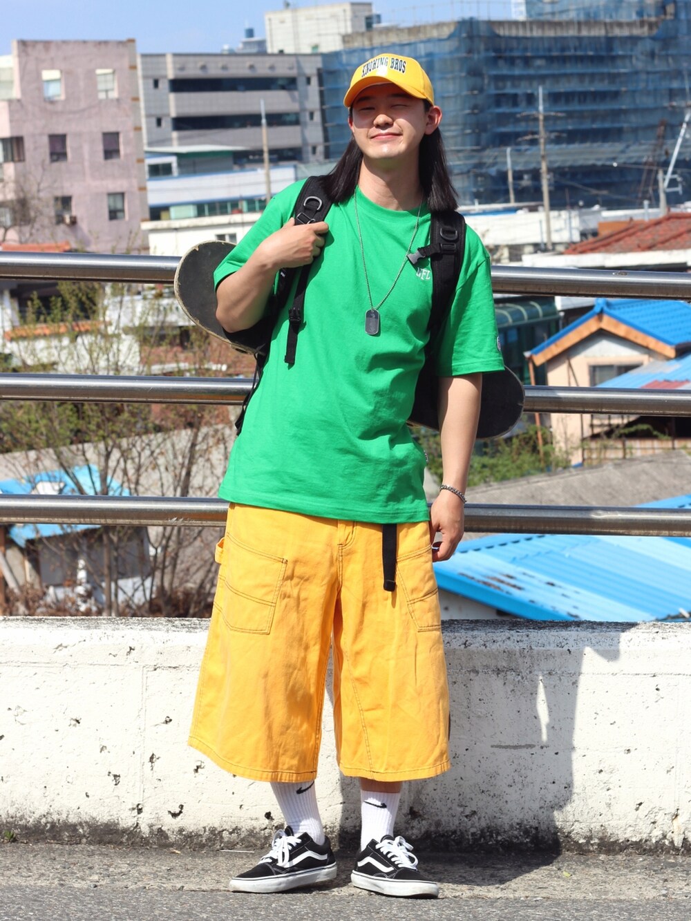 ブラック系のスニーカー、グリーン系のTシャツ/カットソーを着用したメンズの春コーディネートの2枚目の写真