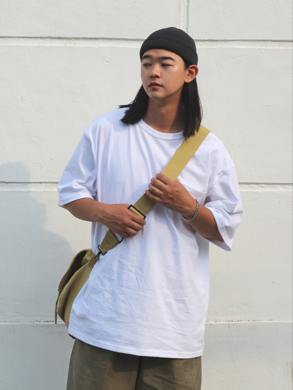 ホワイト系のTシャツ/カットソー、ブラック系のサンダルを着用したメンズの春コーディネートの3枚目の写真