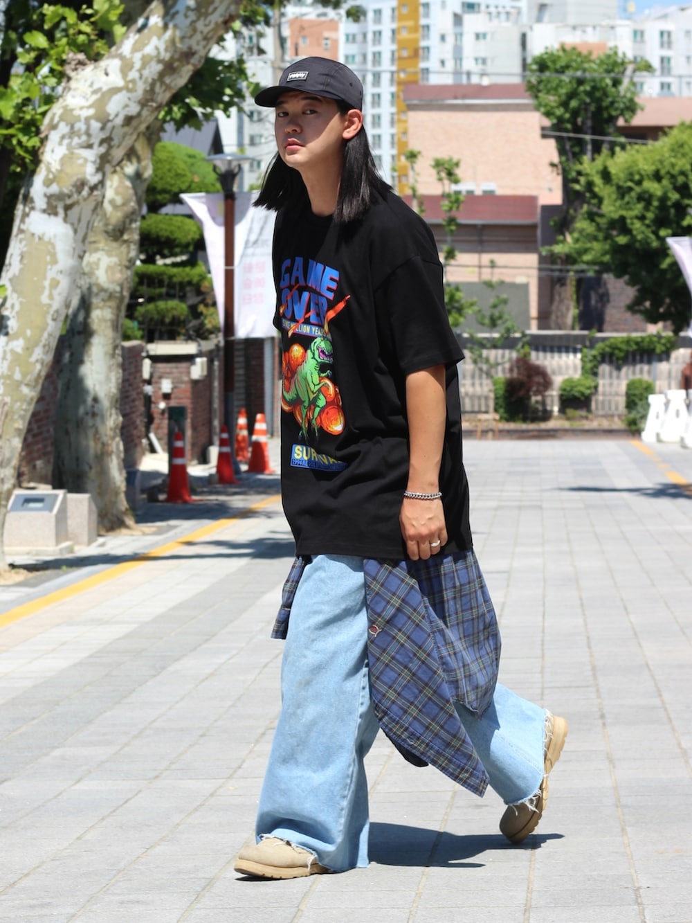 ブラック系のTシャツ/カットソーを着用したメンズの春コーディネートの2枚目の写真