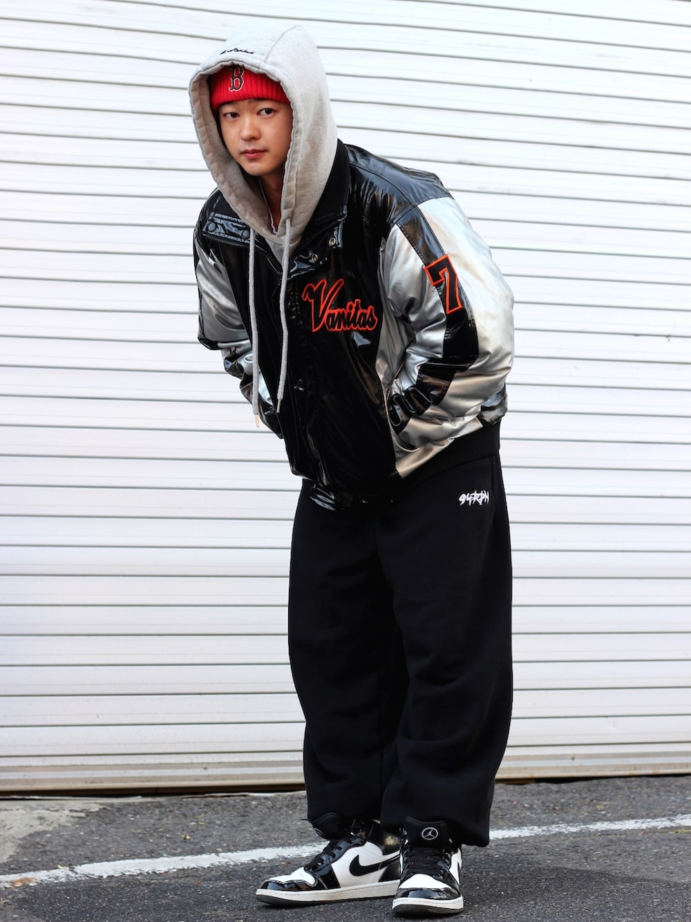 ブラック系のスニーカー、ブラック系のスウェットパンツを着用したメンズの秋コーディネートの2枚目の写真