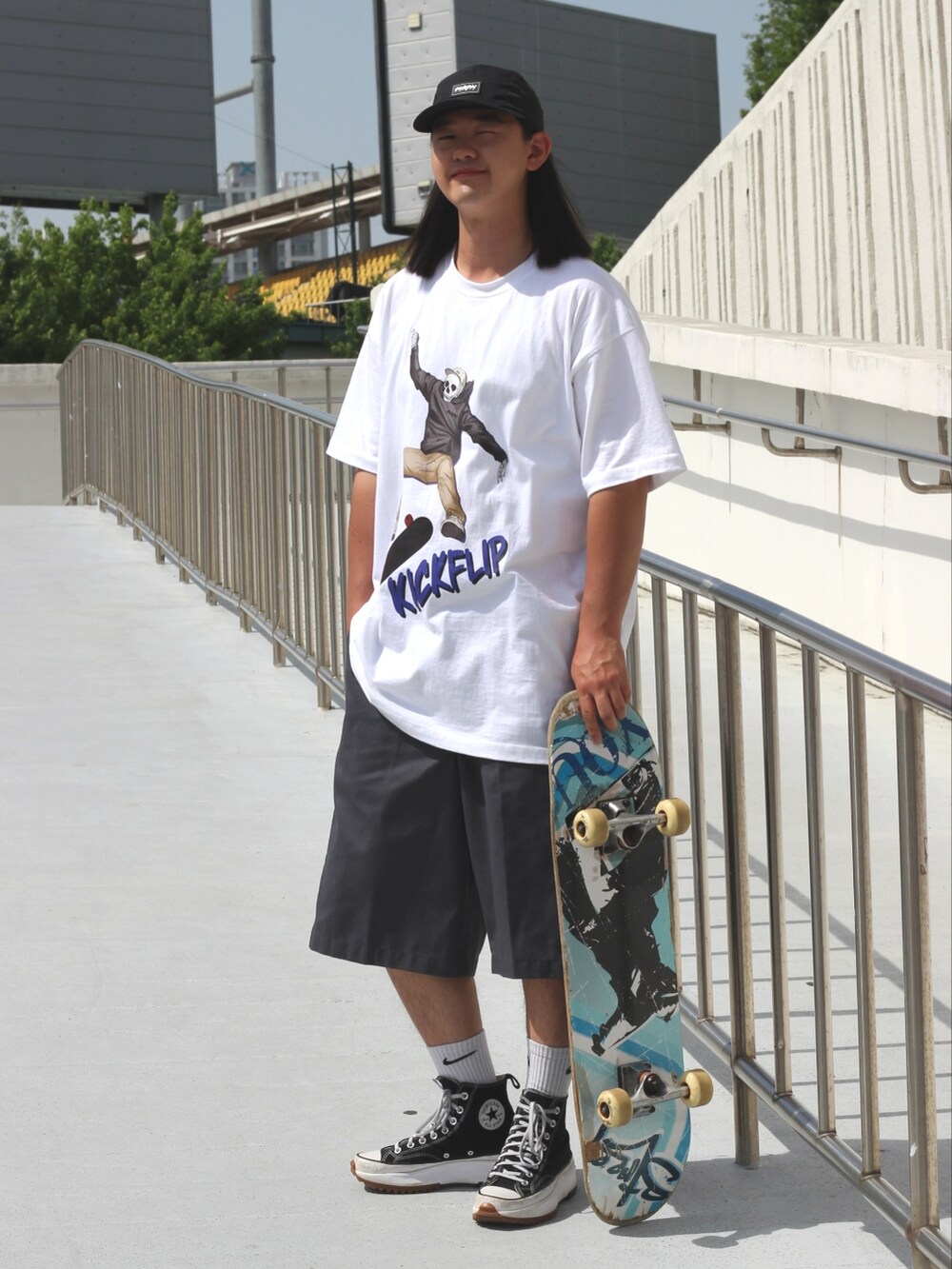 ホワイト系のTシャツ/カットソー、ブラック系のスニーカーを着用したメンズの春コーディネートの3枚目の写真