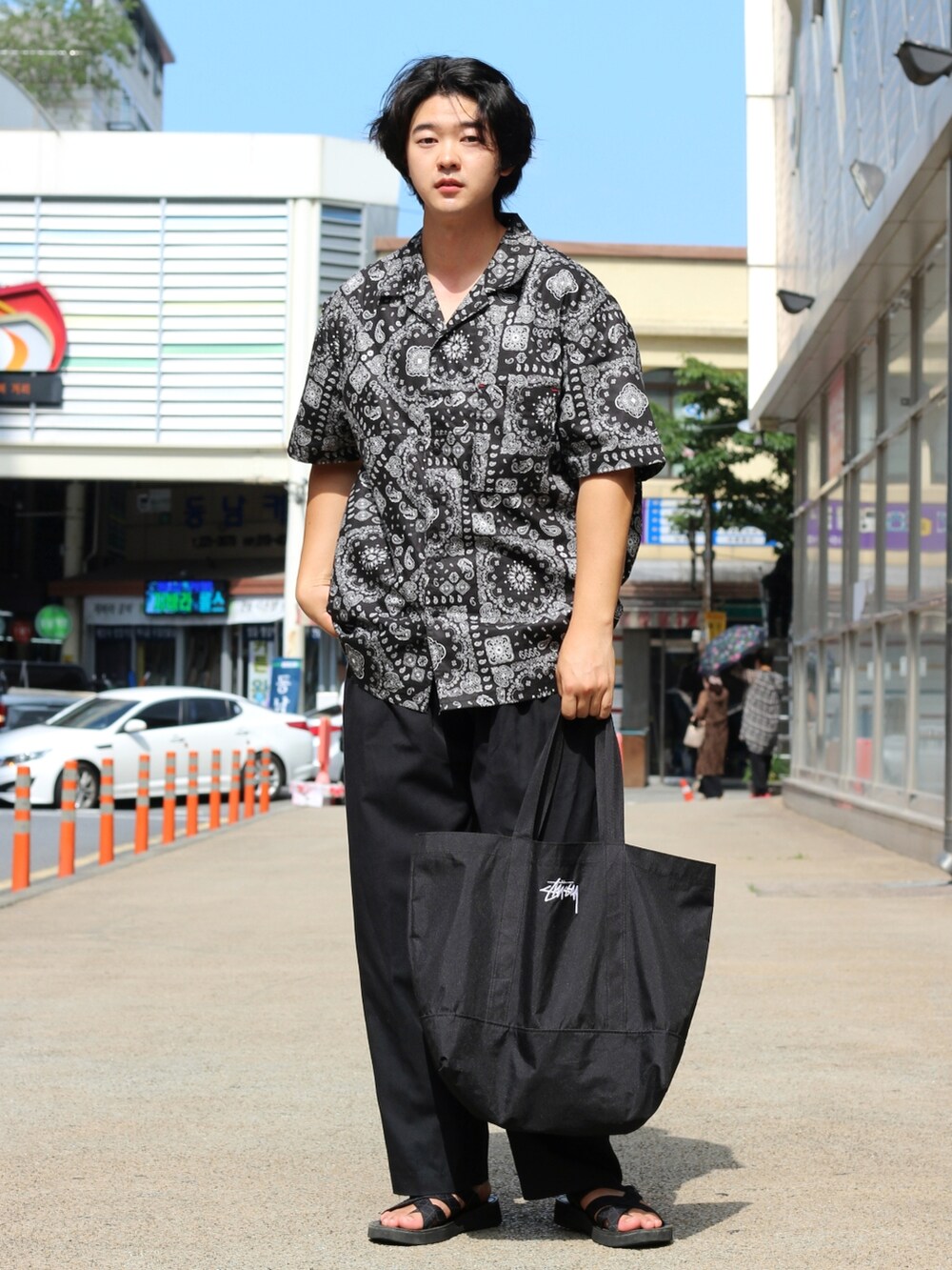 ブラック系のトートバッグ、ブラック系のシャツ/ブラウスを着用したメンズの夏コーディネートの2枚目の写真