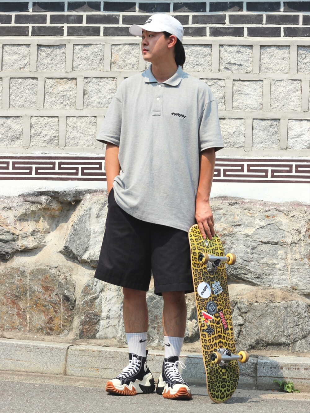 ブラック系のスニーカー、グレー系のTシャツ/カットソー、ブラック系のデニムパンツを着用したメンズの夏コーディネートの3枚目の写真