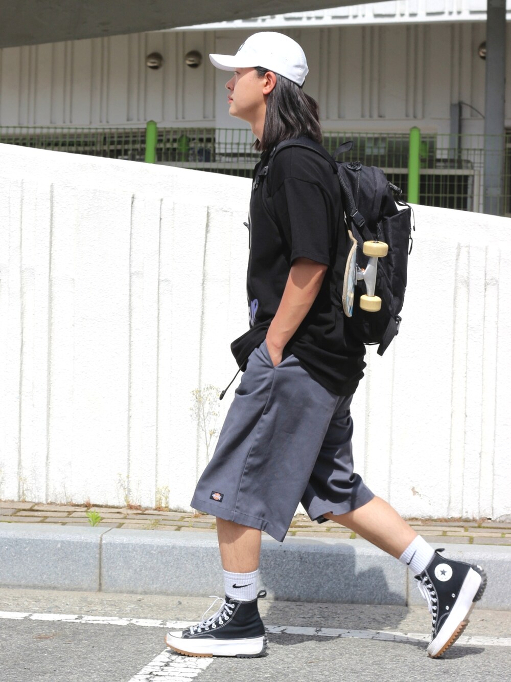 ブラック系のTシャツ/カットソー、グレー系のデニムパンツ、ブラック系のスニーカーを着用したメンズの春コーディネートの4枚目の写真