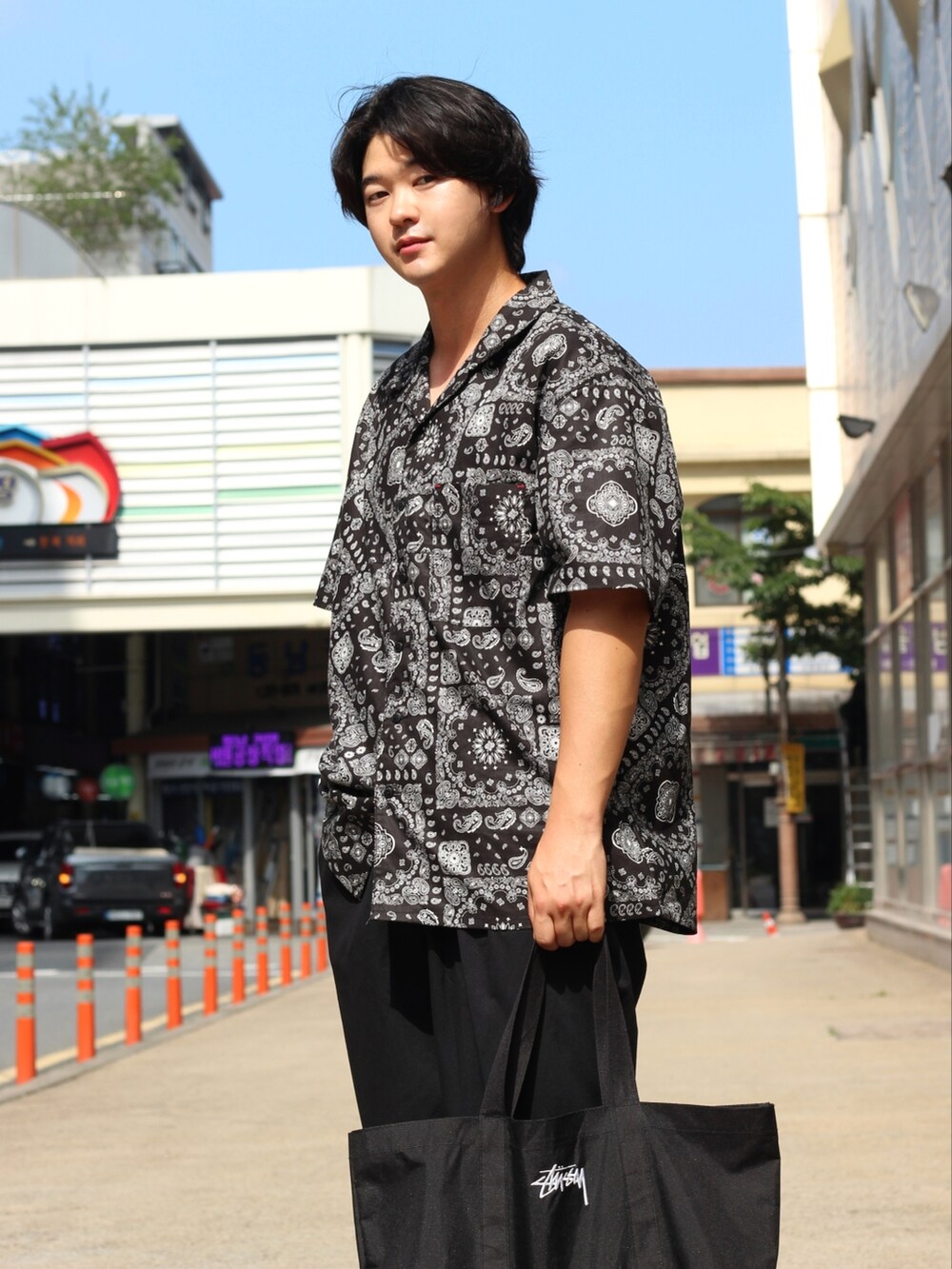 ブラック系のトートバッグ、ブラック系のシャツ/ブラウスを着用したメンズの夏コーディネートの5枚目の写真