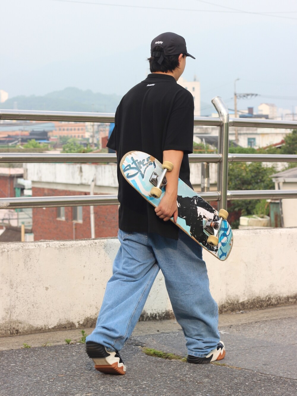 ブラック系のスニーカー、ブラック系のTシャツ/カットソーを着用したメンズの夏コーディネートの3枚目の写真