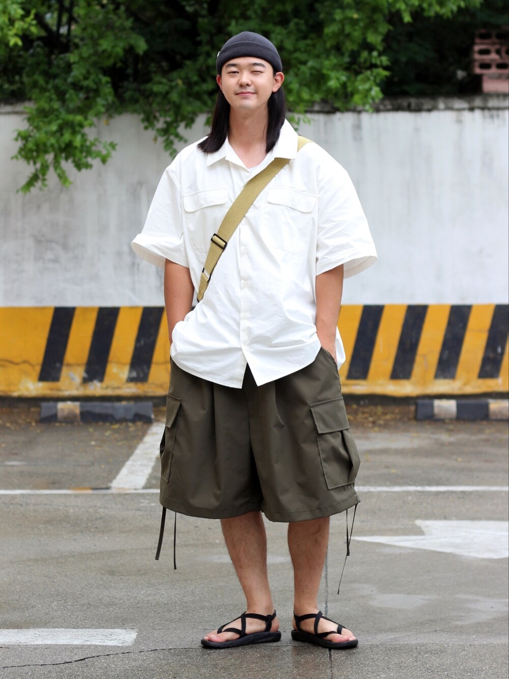 ホワイト系のシャツ/ブラウス、その他のカーゴパンツを着用したメンズの夏コーディネートの2枚目の写真