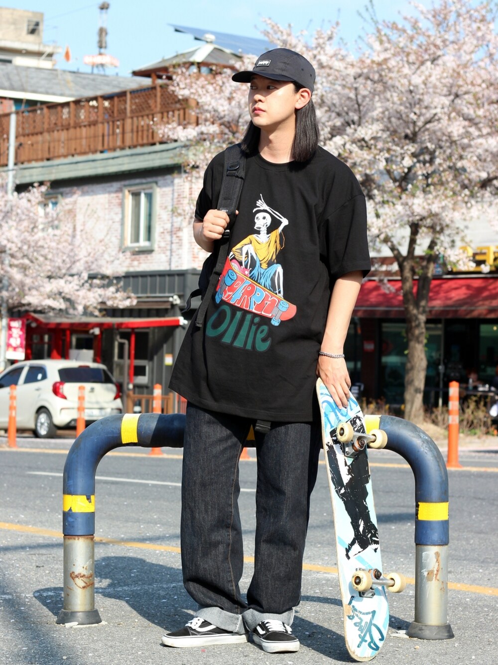 ブラック系のTシャツ/カットソー、ブラック系のスニーカーを着用したメンズの春コーディネートの2枚目の写真