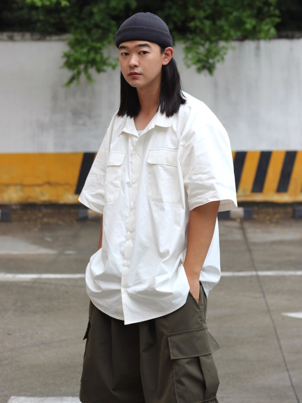 ホワイト系のシャツ/ブラウス、その他のカーゴパンツを着用したメンズの夏コーディネートの4枚目の写真