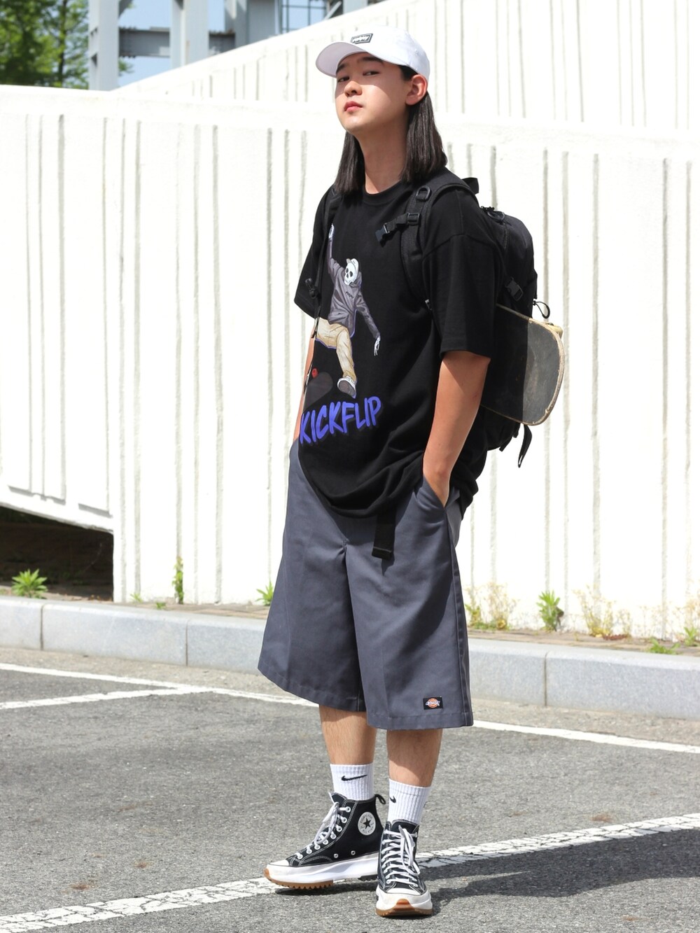 ブラック系のTシャツ/カットソー、グレー系のデニムパンツ、ブラック系のスニーカーを着用したメンズの春コーディネートの3枚目の写真