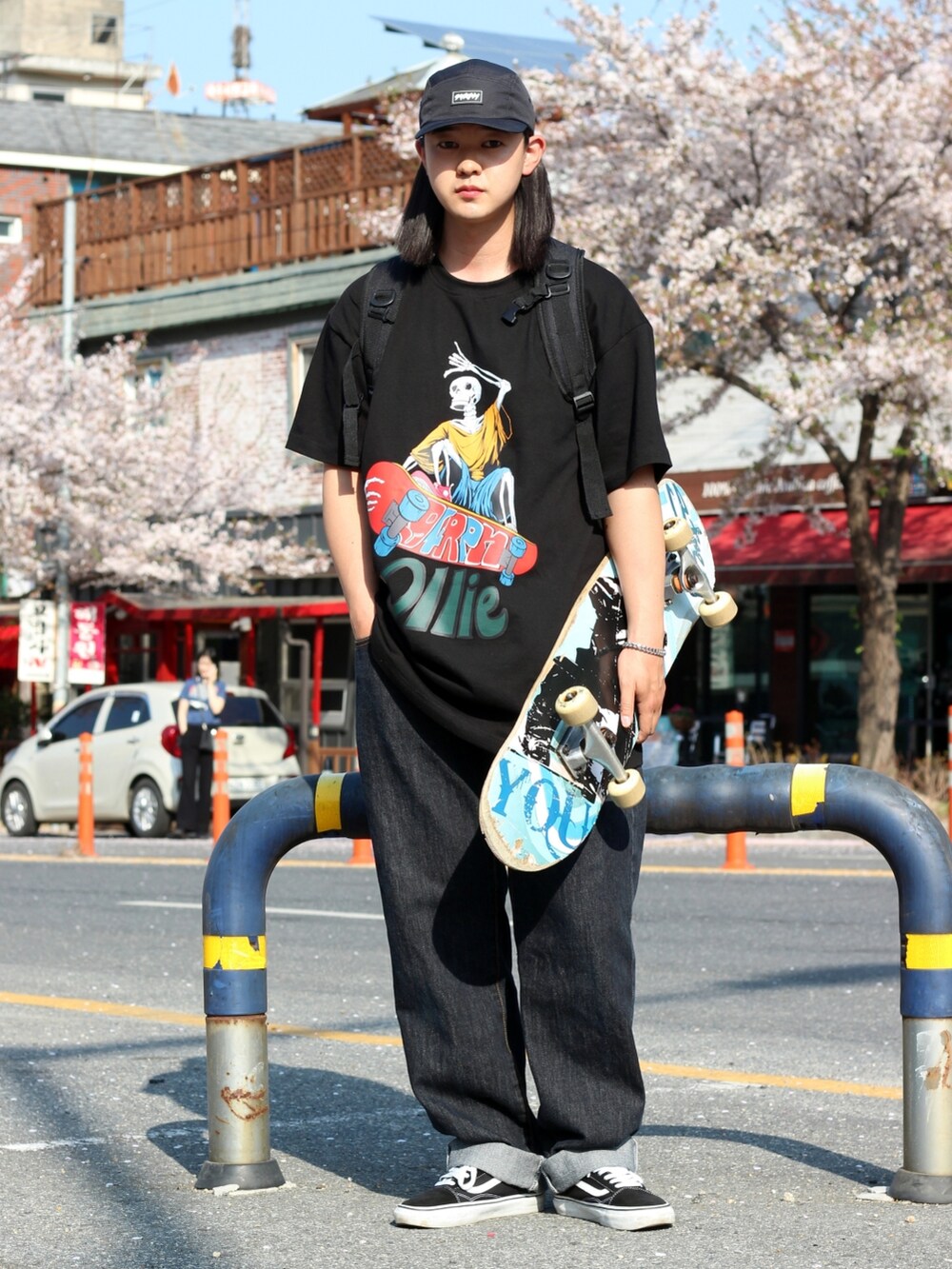 ブラック系のTシャツ/カットソー、ブラック系のスニーカーを着用したメンズの春コーディネートの3枚目の写真