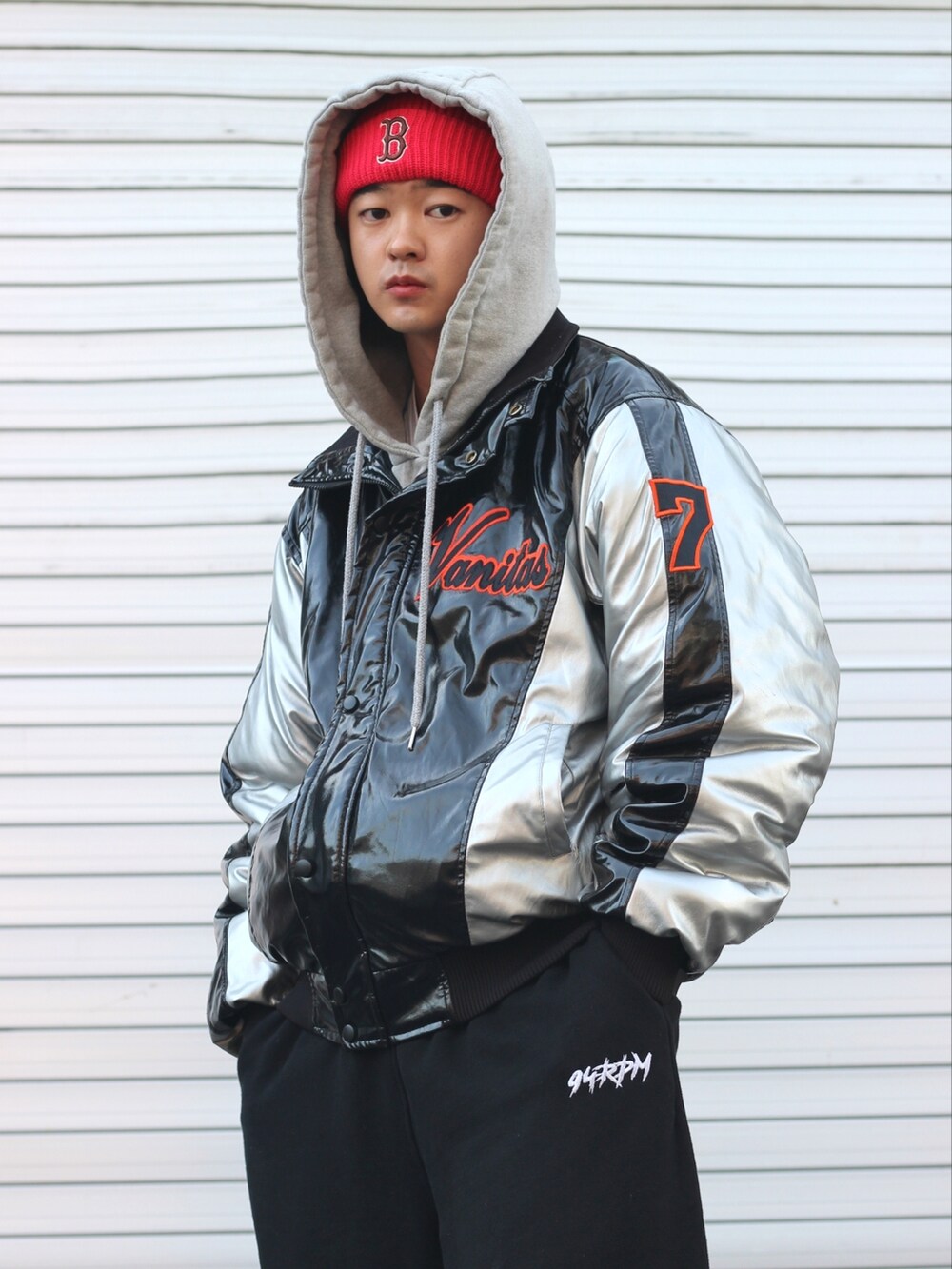 ブラック系のスニーカー、ブラック系のスウェットパンツを着用したメンズの秋コーディネートの4枚目の写真