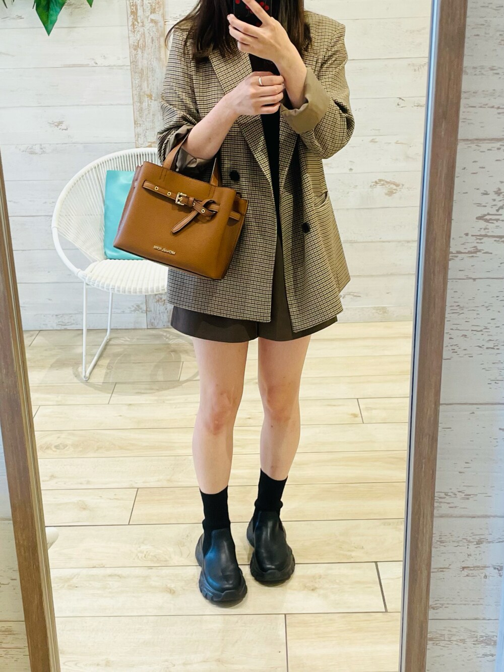 ベージュ系のジャケット/アウター、ブラウン系のその他パンツ、ブラック系のブーツを着用したレディースの秋コーディネートの2枚目の写真
