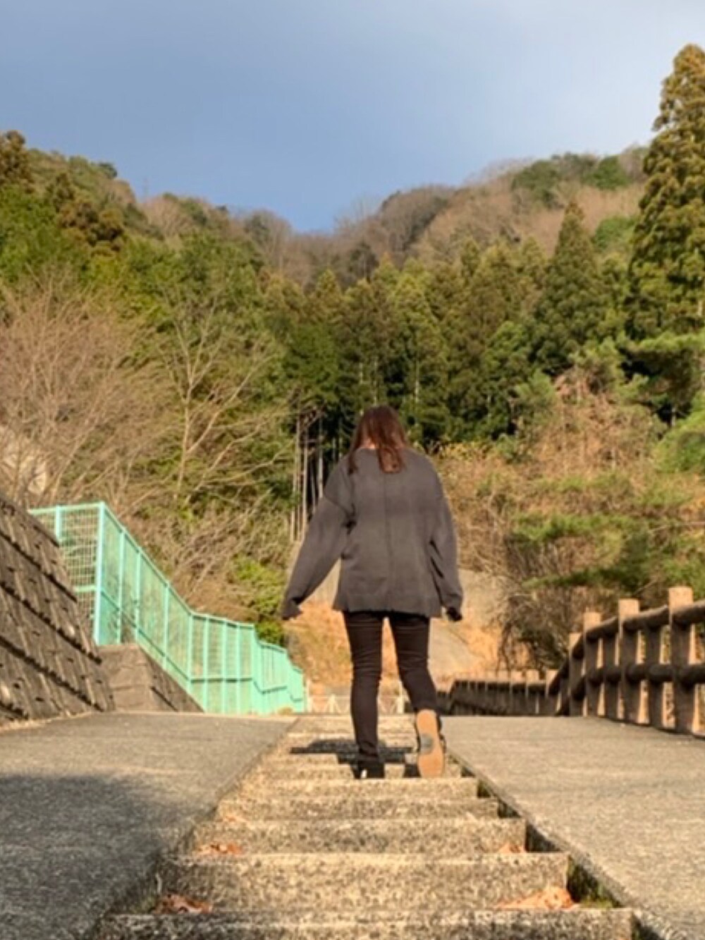 ブラック系のその他パンツ、ブラック系のスニーカーを着用したレディースの冬コーディネートの2枚目の写真