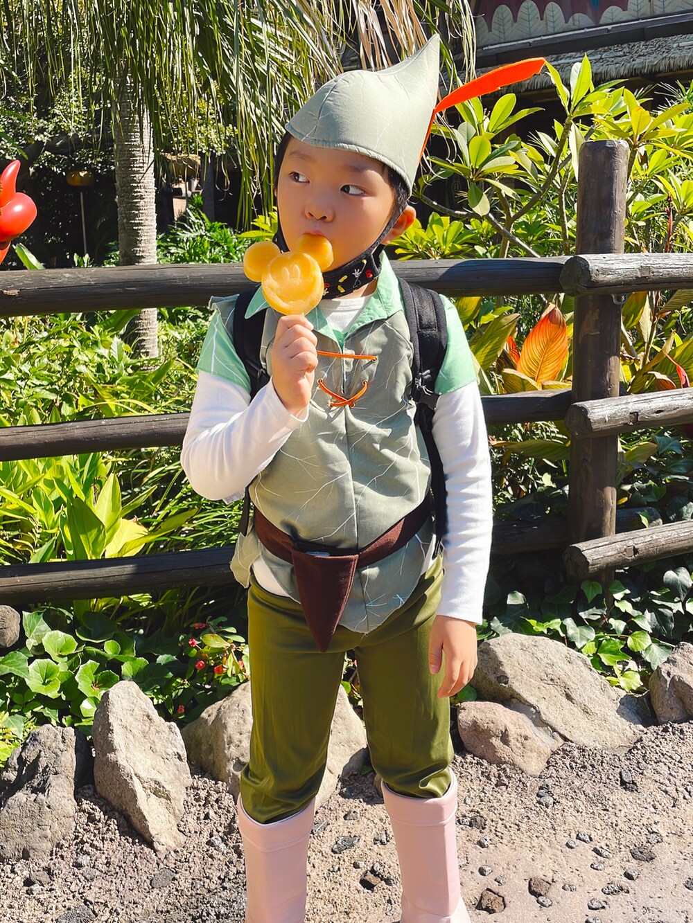 「WEARハロウィン2022、disney、ピーターパン、仮装、仮装ディズニー、ハロウィンコーデ、ハロウィン、キッズファッション、男の子、お洒落さんとつながりたい」｜「ピーターパン⚔のアイテム（その他、グリーン系）」を使った、YUNOSUKEさん（キッズ・128cm）の秋コーディネートの3枚目の写真