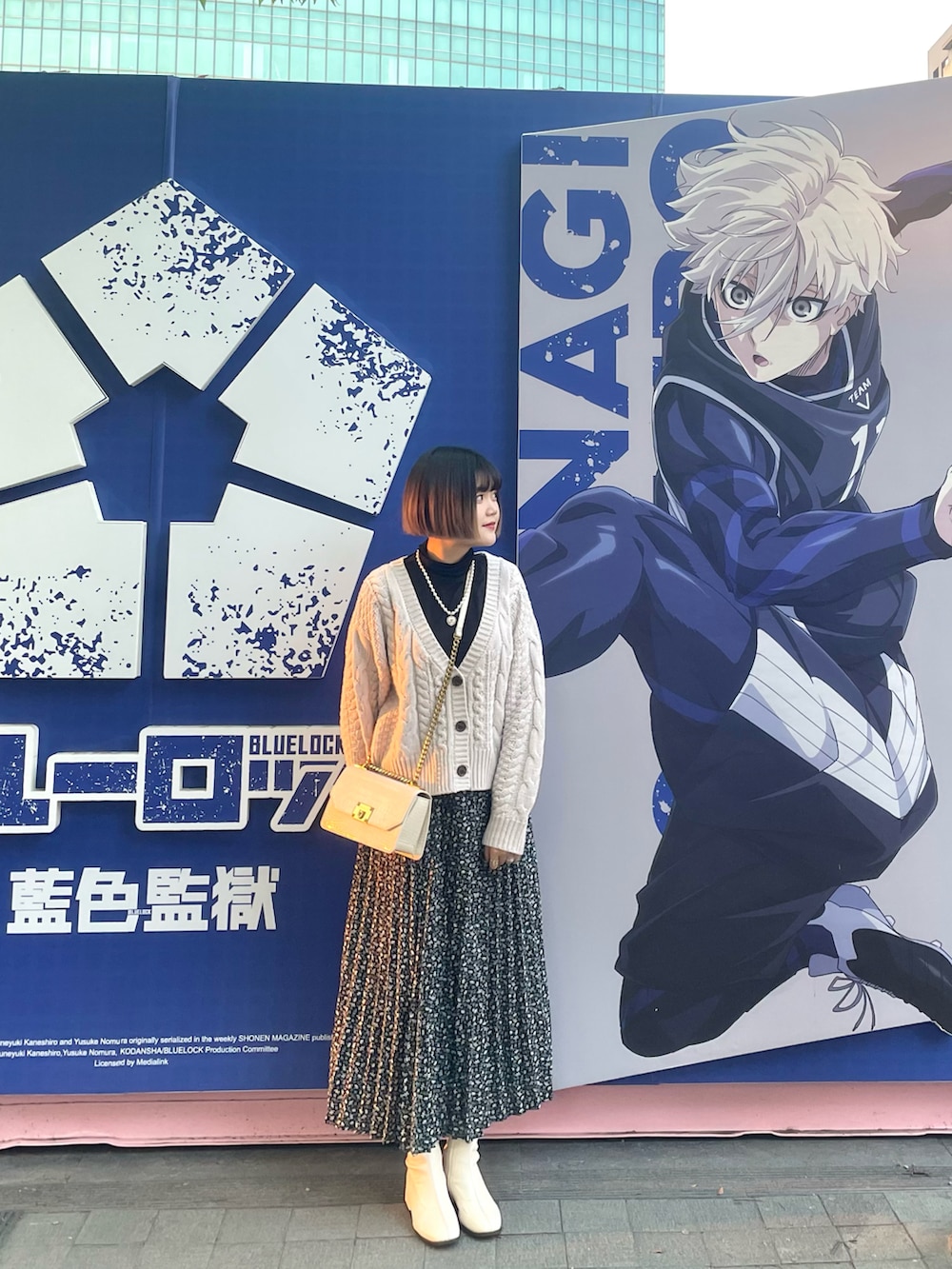 ホワイト系のカーディガン/ボレロ、ブラック系のスカート、ホワイト系のショルダーバッグを着用したレディースの春コーディネートの2枚目の写真