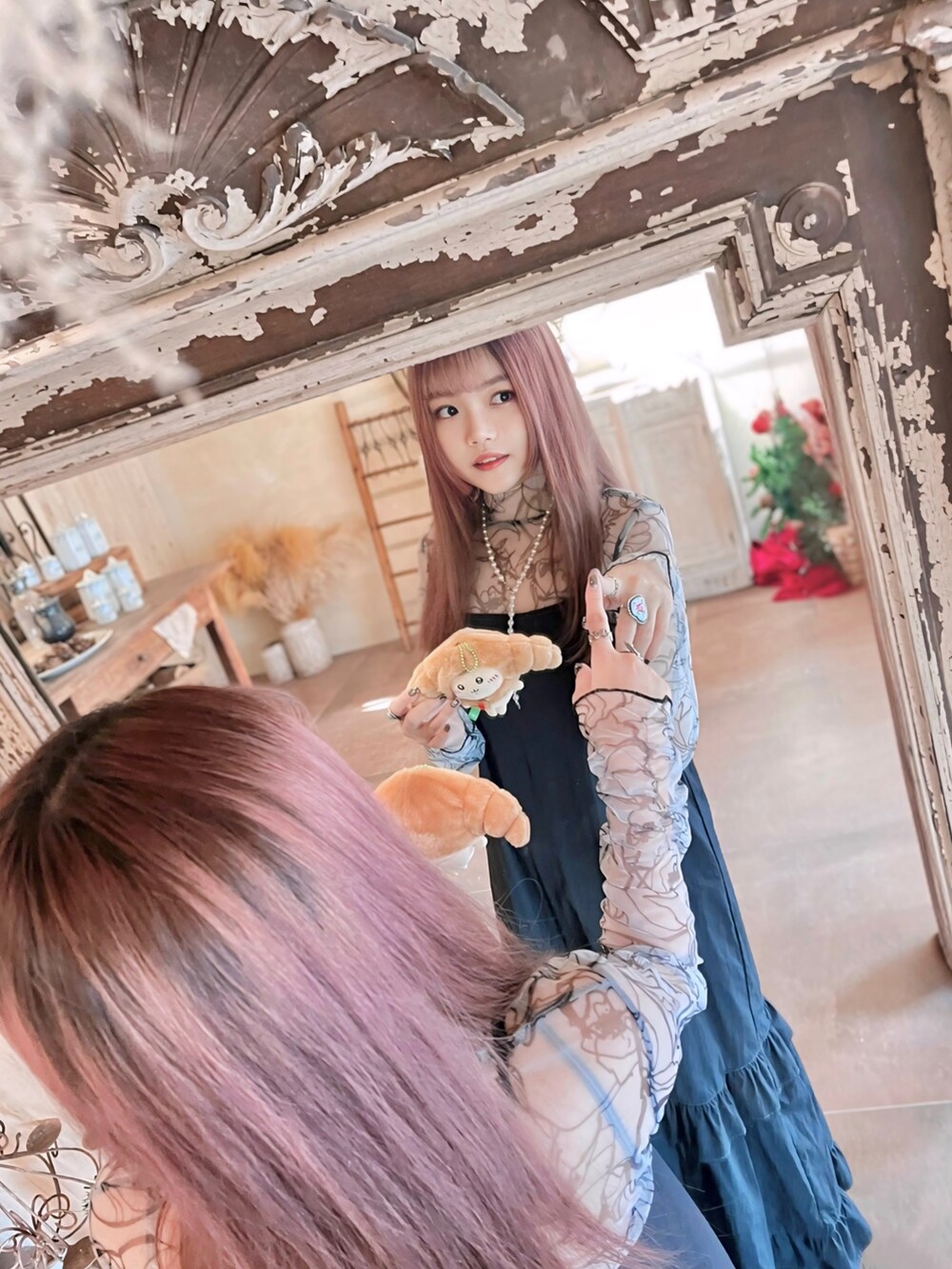 ブラック系のワンピース、ホワイト系のTシャツ/カットソー、ブラック系のシューズを着用したレディースの冬コーディネートの2枚目の写真