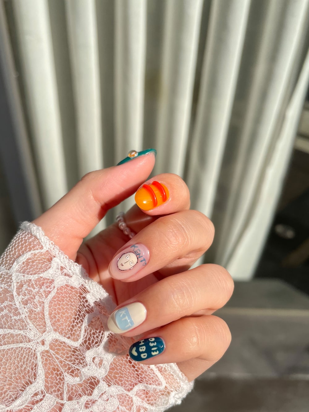 ブルー系のニット/セーター、ブラック系のカーゴパンツ、ブラック系のサンダルを着用したレディースの春コーディネートの4枚目の写真