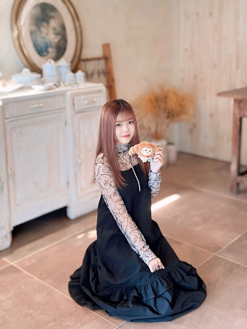 ブラック系のワンピース、ホワイト系のTシャツ/カットソー、ブラック系のシューズを着用したレディースの冬コーディネートの5枚目の写真