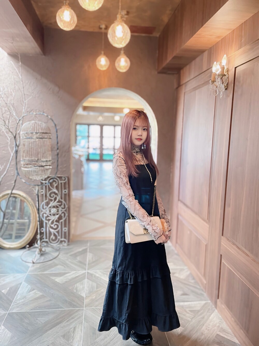 ブラック系のワンピース、ホワイト系のTシャツ/カットソー、ブラック系のシューズを着用したレディースの冬コーディネートの4枚目の写真