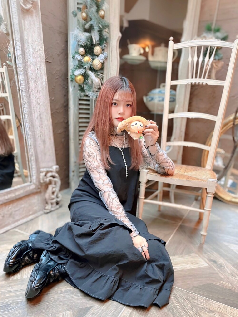 ブラック系のワンピース、ホワイト系のTシャツ/カットソー、ブラック系のシューズを着用したレディースの冬コーディネートの3枚目の写真