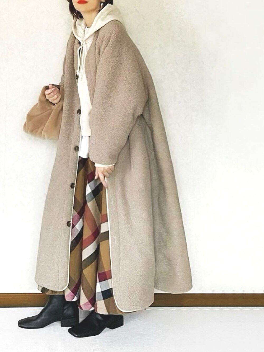 ホワイト系のその他アウターを着用したレディースの秋コーディネートの3枚目の写真