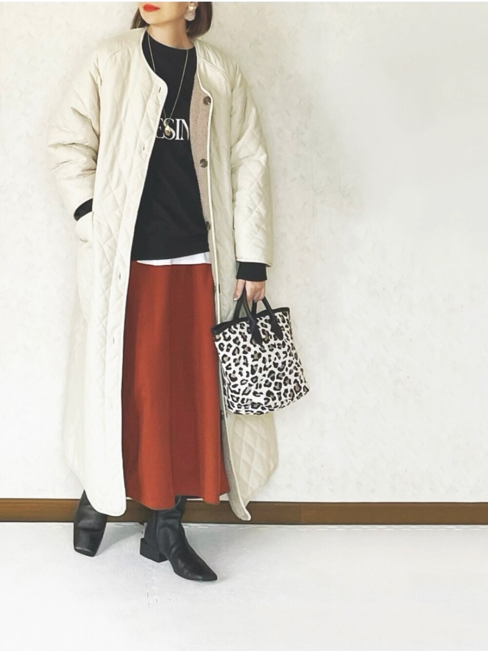 ホワイト系のその他アウターを着用したレディースの秋コーディネートの2枚目の写真