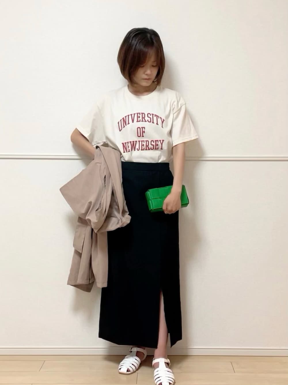 ベージュ系のTシャツ/カットソー、ベージュ系のベスト、ブラック系のスカートを着用したレディースの夏コーディネートの2枚目の写真