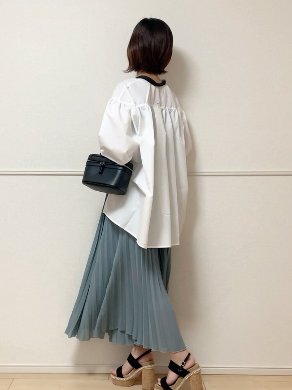 ブラック系のシャツ/ブラウス、ブルー系のその他パンツ、ブラック系のサンダルを着用したレディースの春コーディネートの2枚目の写真